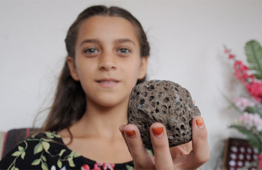 Küçük kız deniz kenarında buldu incelenmesini istedi