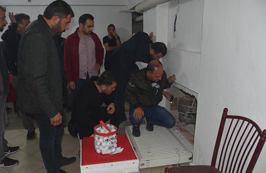 Kalorifer peteğinin arkasında gizli geçit bulundu!