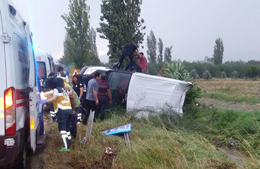 İzmir'de minibüs devrildi: Çok sayıda yaralı var!