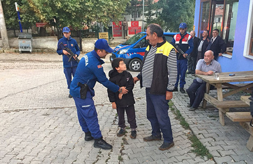 Kayıp çocuk evinin 4 kilometre ilerisinde bulundu!