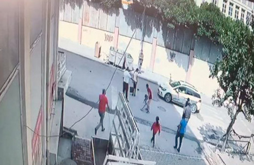 Minibüs küçük çocuğu çarptı arkasına bakmadan kaçtı