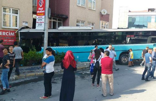 Özel Halk Otobüsü dükkana girdi: 4 yaralı 
