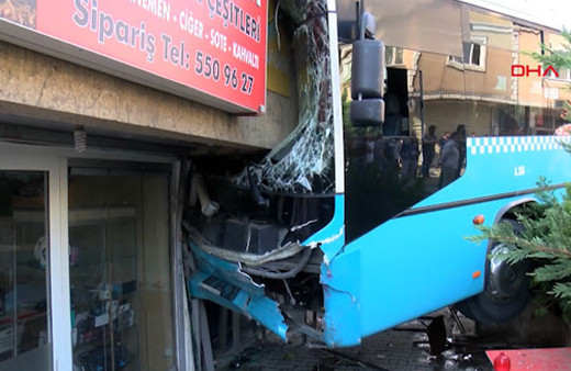 Bağcılar'da korkunç kaza! Otobüs 5 katlı binaya girdi yaralılar var