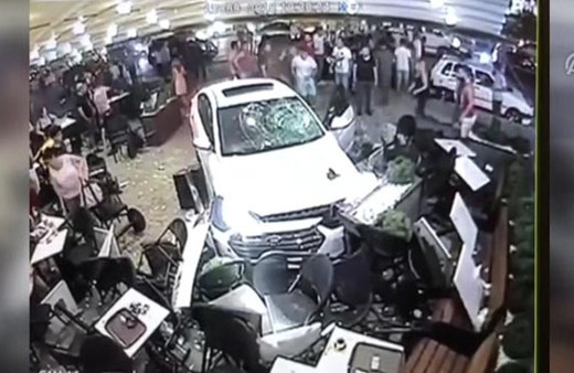 Otomobil kafeye daldı: Yaralılar var!