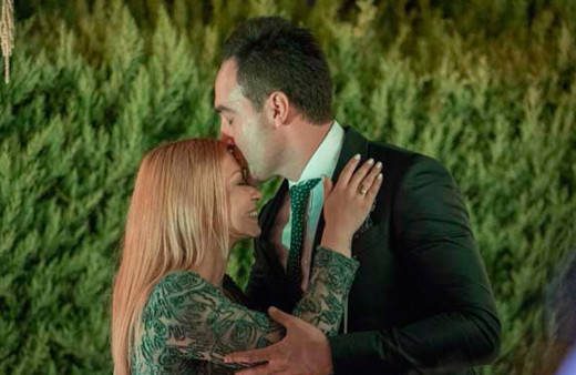 Ece Seçkin nişanlandı güller bakın hangi ülkeden özel olarak geldi