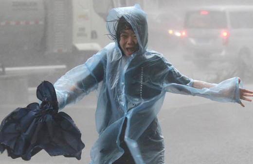 Süper Mangkhut tayfunu yıkıp geçiyor! Acı haberler peş peşe geliyor...