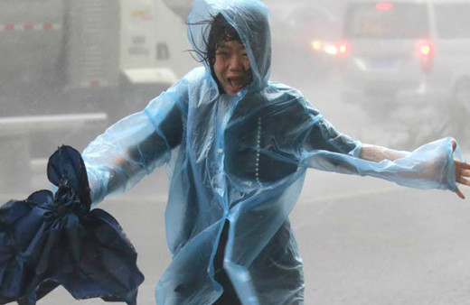 Süper Mangkhut tayfunu yıkıp geçiyor! Acı haberler peş peşe geliyor...