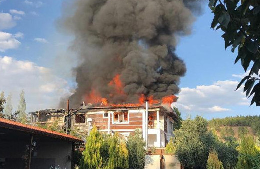 Pamukkale'de 3 katlı otelde yangın çıktı