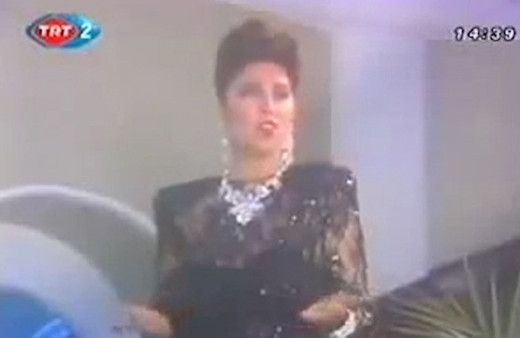 Nebahat Çehre büklüm büklüm şarkısının klibi