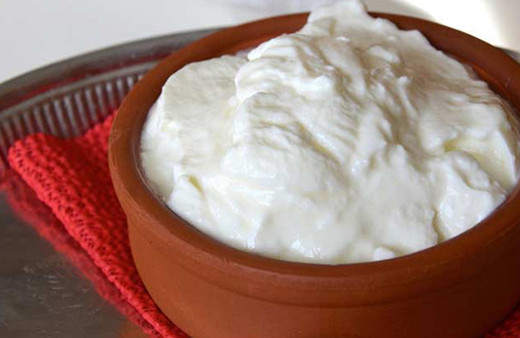 İade gelen yoğurtların küflerini alıp..