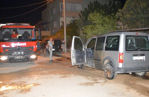 Motosikletle gelip, hafif ticari aracı kundakladılar