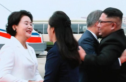 Tarihi görüntüler! Kim, bir sarıldı bir daha bırakmadı...