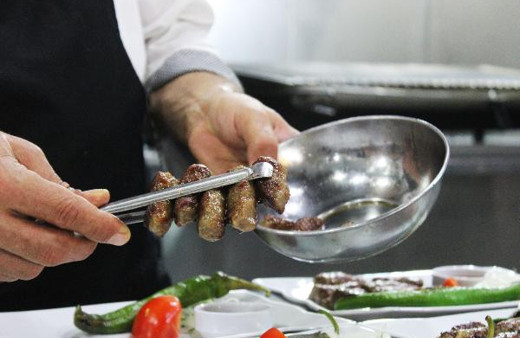 Tekirdağ köftecisinin sıradışı işçi bulma yöntemi çeyrek altın veriyor