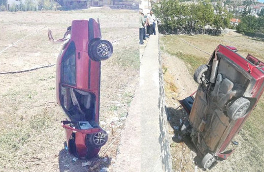 Otomobilin direksiyonu kilitlendi tarlaya çakıldı