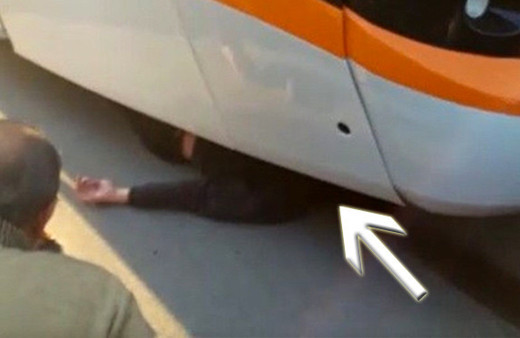 Tramvay altında can pazarı! Şimdi ölümle pençeleşiyor