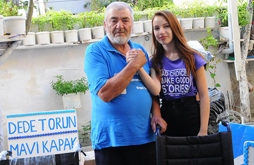 Dede torun 43 ton mavi kapak topladı