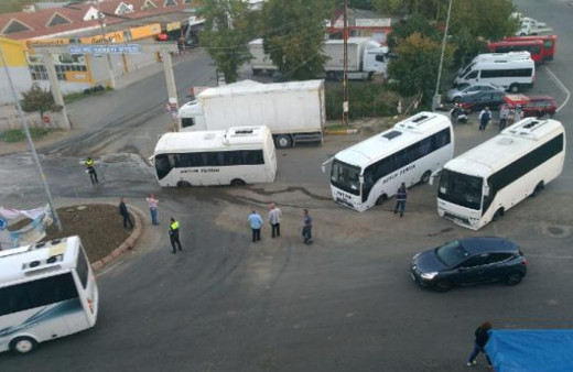Ne olduğunu kimse anlamadı: Minibüsler yola saplandı!
