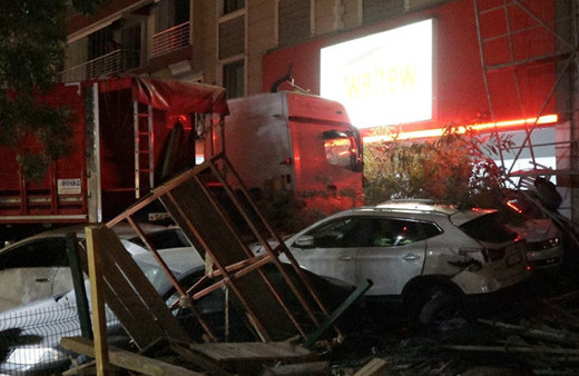 Kontrolden çıkan TIR Tunceli merkezi birbirine kattı