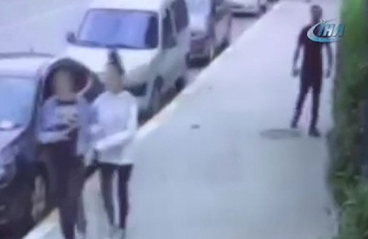 Esenyurt'ta kadınları taciz eden şahıs kameraya yakalandı