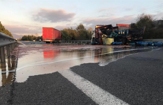 TEM'deki kazada yürekler ağza geldi! Vatandaşlar kokuyu alınca...