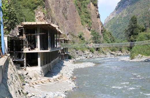 Dere yataklarına kaçak inşaata devam