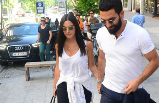 Arda Turan'dan doğacak oğluna servet değerinde araba