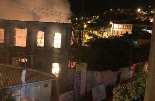 İzmir'de tarihi konak alev alev yandı