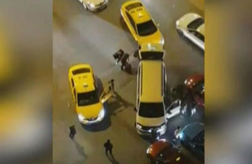 UBER-Taksici kavgası...Etrafını çevirip dehşeti yaşattılar!