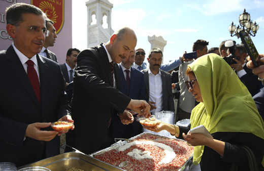 Süleyman Soylu Hacı Bayram-ı Veli'de aşure dağıttı
