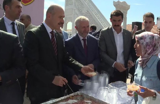 Süleyman Soylu Hacı Bayram-ı Veli'de aşure dağıttı