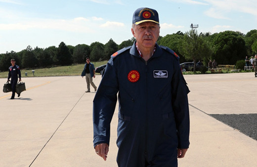 Erdoğan'dan büyük sürpriz! Pilot üniformasıyla alana geldi