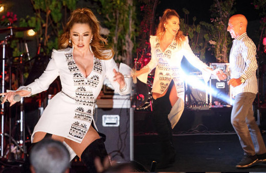 Kıbrıs'ta Hadise rüzgarı! Hayranıyla sahnenin tozunu attırdı