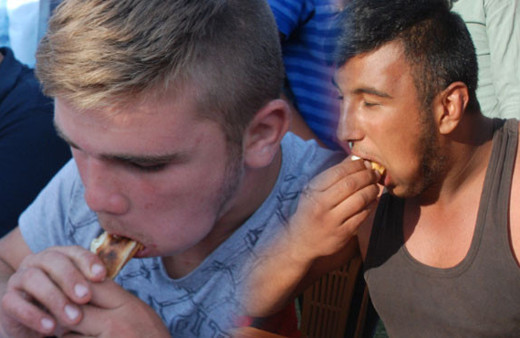 Tokat'ta 10 dakikada rekor sayıda pide yiyerek şampiyon oldu