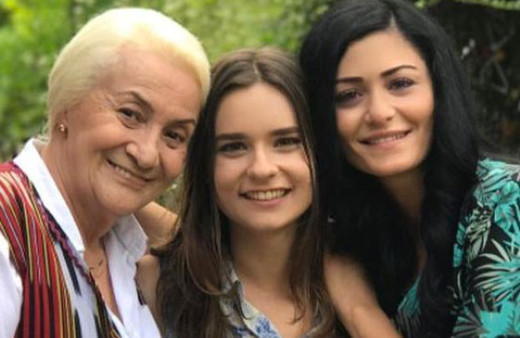 EDHO'nun Zeyno'su Ece Hakim kendisine 'soytarı' diyen takipçisine ayarı verdi