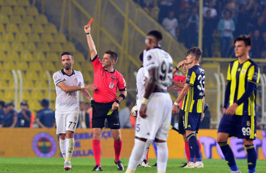 Kadıköy'de maç sonu olay: Caner Erkin kırmızı gördü!