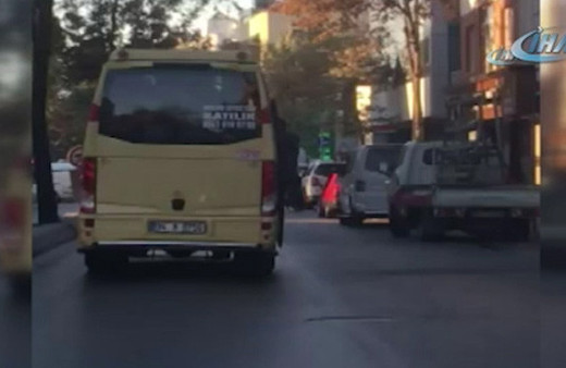 Trafikte tıka basa giden minibüs şoförü yolcuların canını hiçe saydı
