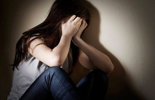 İğrençlik! Babası tecavüz etti annesi kapıdan dinledi