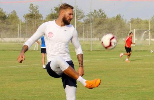 Antalyaspor'un kalecisi Boffin trafik kazası geçirdi