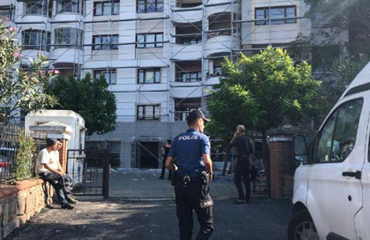 Dehşet evi! Silah sesine koştukları evde boğuşurken buldular