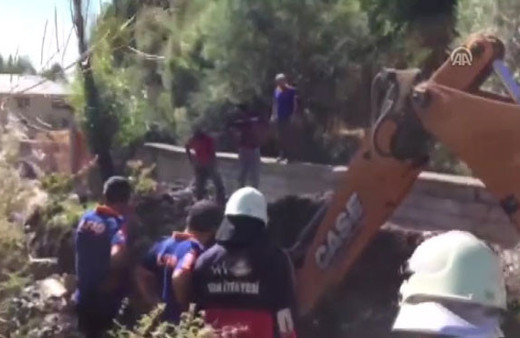 Su borusunun içine düşen işçi kayboldu