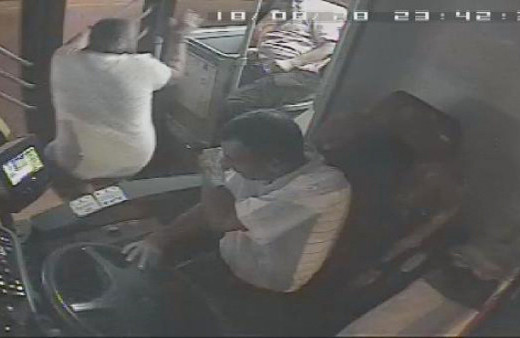 Halk otobüsünde dehşet! Yolcu bir anda kanlar içinde kaldı