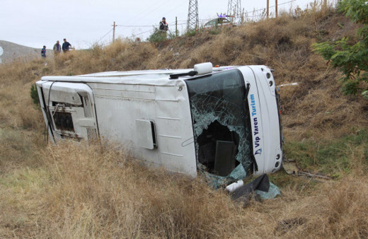 Öğrenci servisi devrildi: Çok sayıda yaralı var!