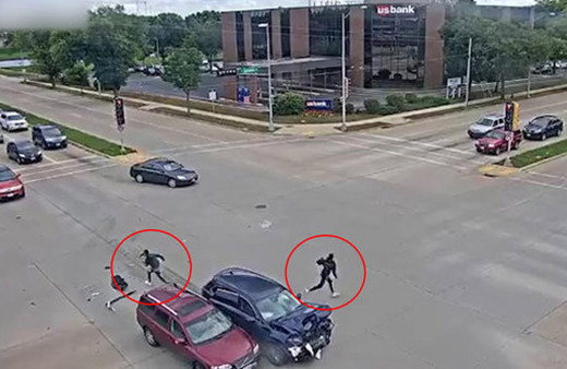 ABD'de tuhaf olay! Çaldıkları araçla kaza yapan 3 hırsız koşarak kaçtı