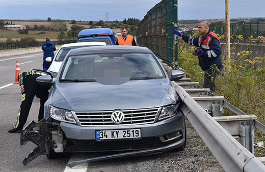 Sır ölüm: Kaza yapan arabada başından vurulmuş!