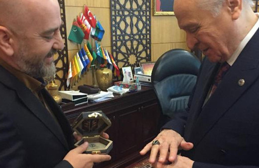 Bahçeli'ye nostaljik araba figürlü yüzük