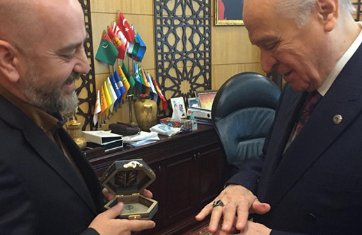 Devlet Bahçeli'ye nostaljik araba figürlü yüzük