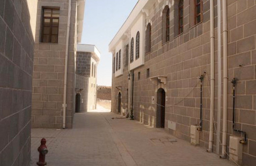 Sur'da yeniden inşa edilen mahallede konut yapımı tamamlandı