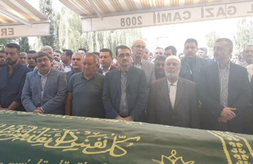 Bakan Dönmez halasını son yolculuğuna uğurladı