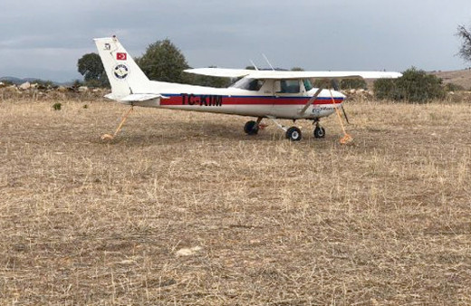 Manisa'da keşif uçağı tarlaya indi
