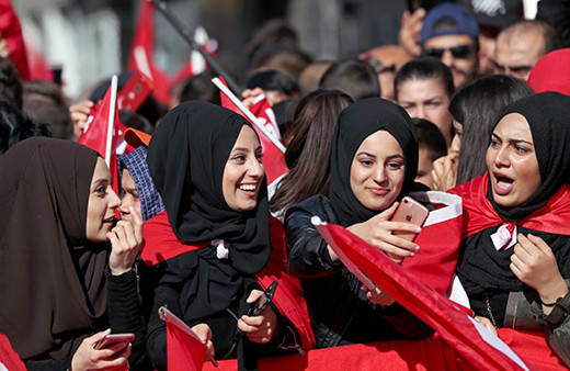 Avrupa'da yaşayan Türkler Erdoğan’ı karşılamak için Köln’e akın etti